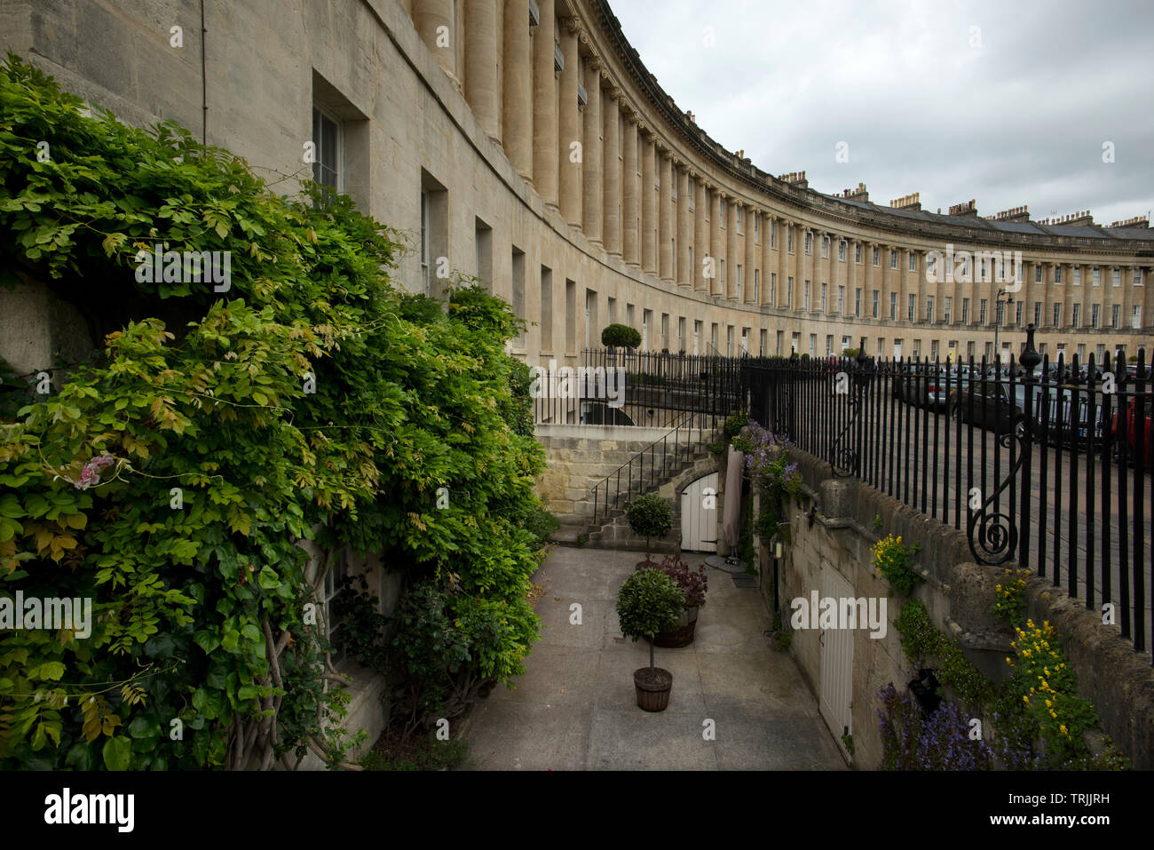 Bath Somerset England Regno Unito. Giugno 2019 Il Royal Crescent. Il Royal Crescent è una fila di 30 case a schiera disteso in una mezzaluna di spazzamento nella città Foto Stock