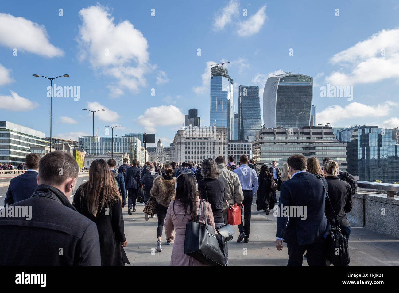 Mattina pendolari su London Bridge Foto Stock