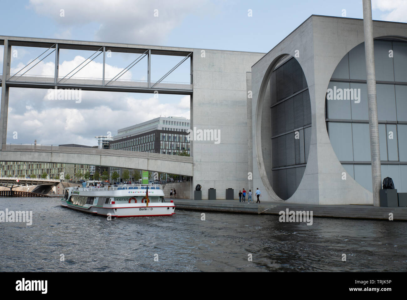 Una barca passa sotto un ponte che collega a parti del Bundestag, il parlamento tedesco, sul fiume Spree. Agosto 28 agosto 2018. Foto Stock