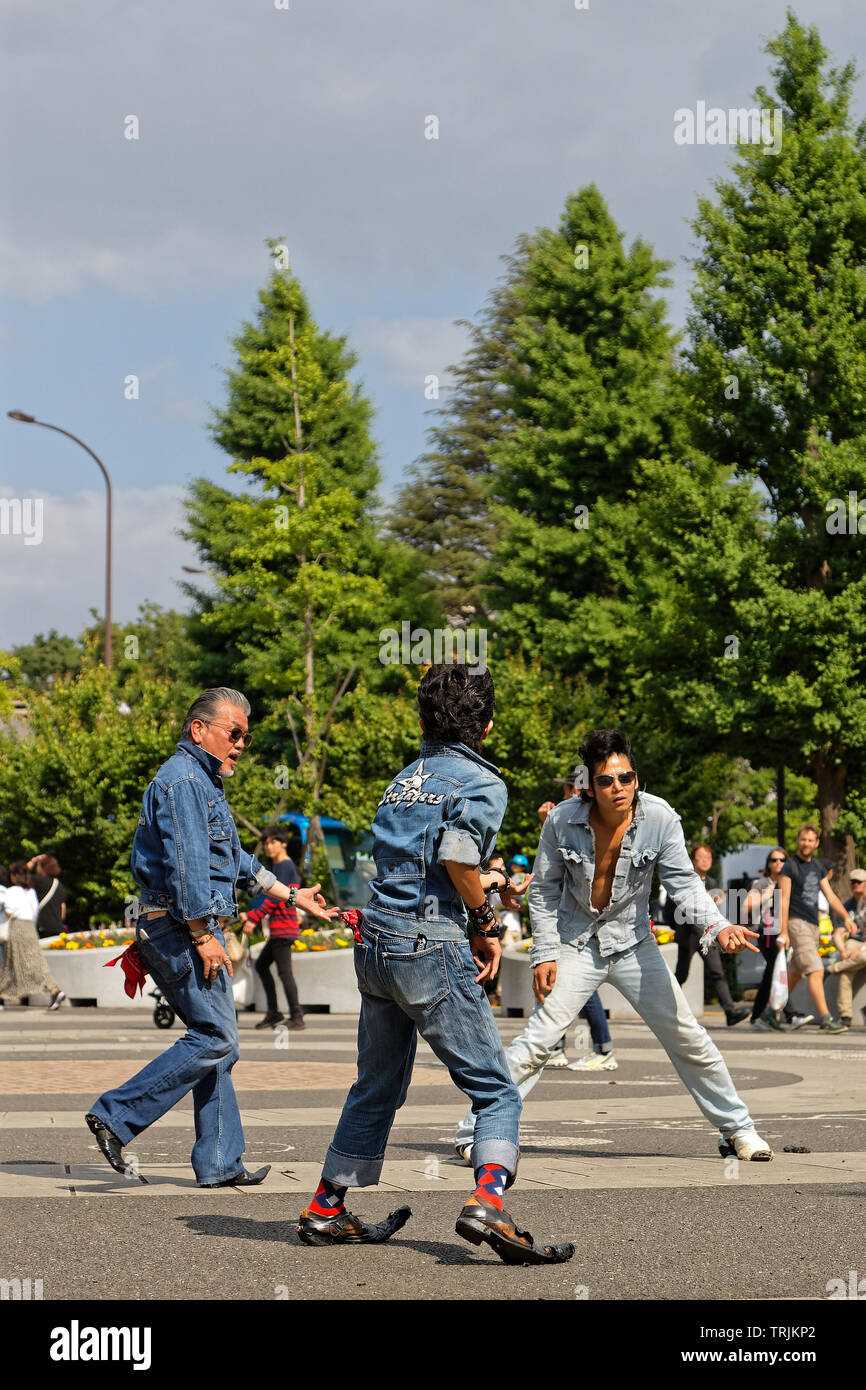 TOKYO, Giappone, 19 Maggio 2019 : a Yoyogi Park ogni sabato pomeriggio, un gruppo di dilettanti rockabilly ballerini hanno una mostra sull'ingresso posto. Foto Stock