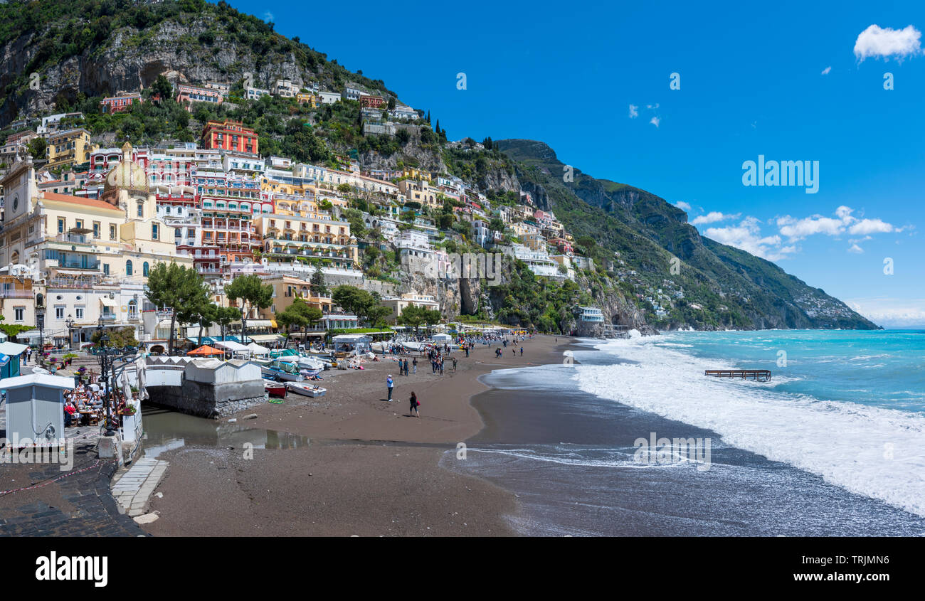 Paesi del Mediterraneo e del Marina Grande Spiaggia La spiaggia principale di Positano sulla Costiera Amalfitana Campania in Italia Meridionale Foto Stock