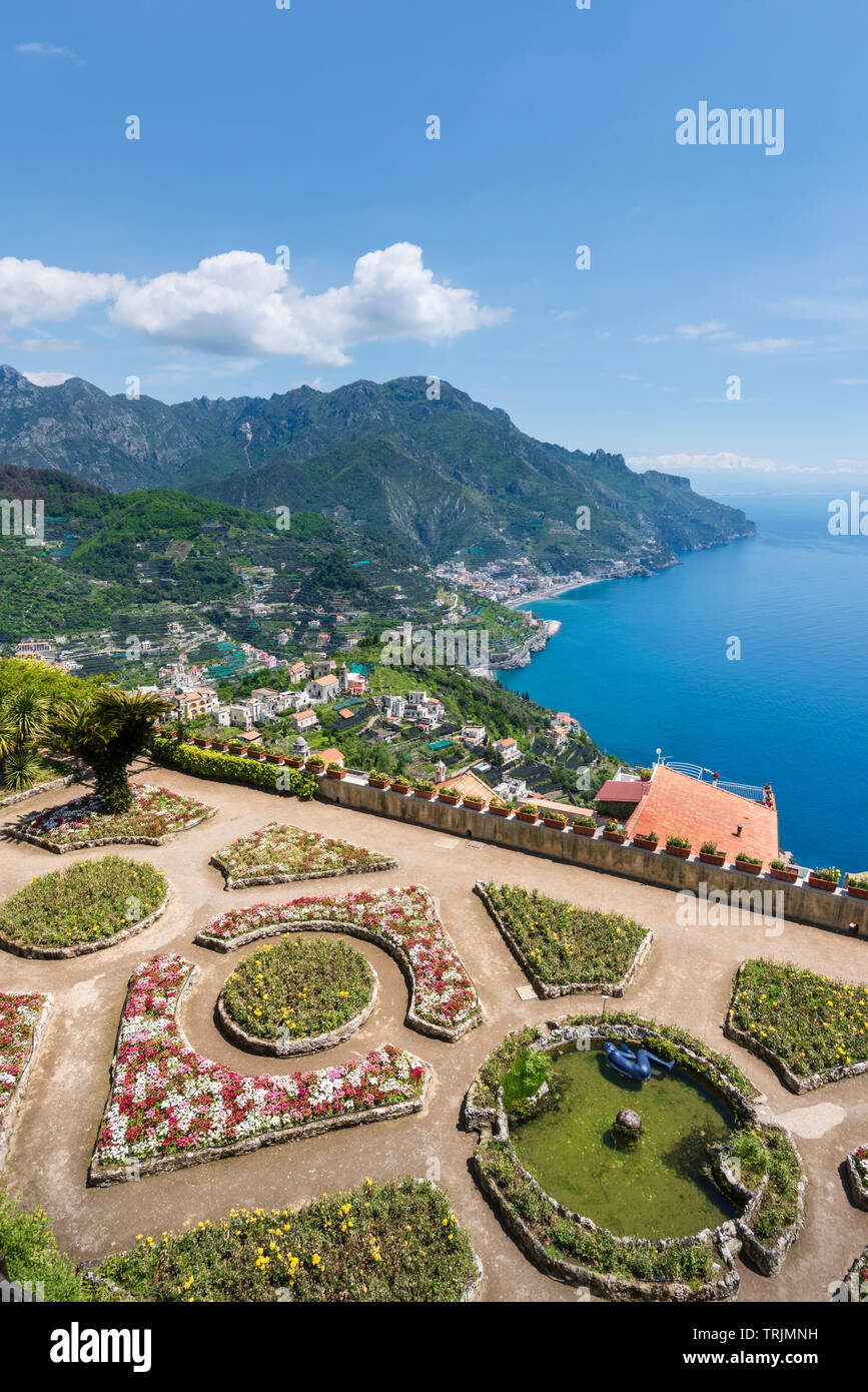 Aiuole formali terrazza e vista spettacolare della Costiera Amalfitana vista dal Villa Giardini Rufolo a Ravello in Campania Italia Meridionale Foto Stock