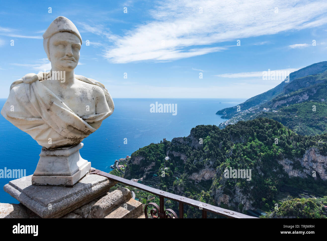 Vista spettacolare dalla terrazza dell'Infinito terrazza dell'Infinito Villa Cimbrone Giardini in Ravello al di sopra della Costiera Amalfitana Campania Italia Foto Stock