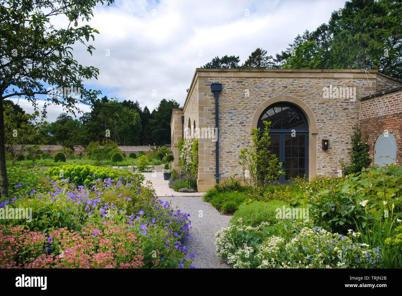 La figura e la casa inglese il giardino murato a Middleton Lodge vicino a Middleton Tyas nel North Yorkshire Foto Stock