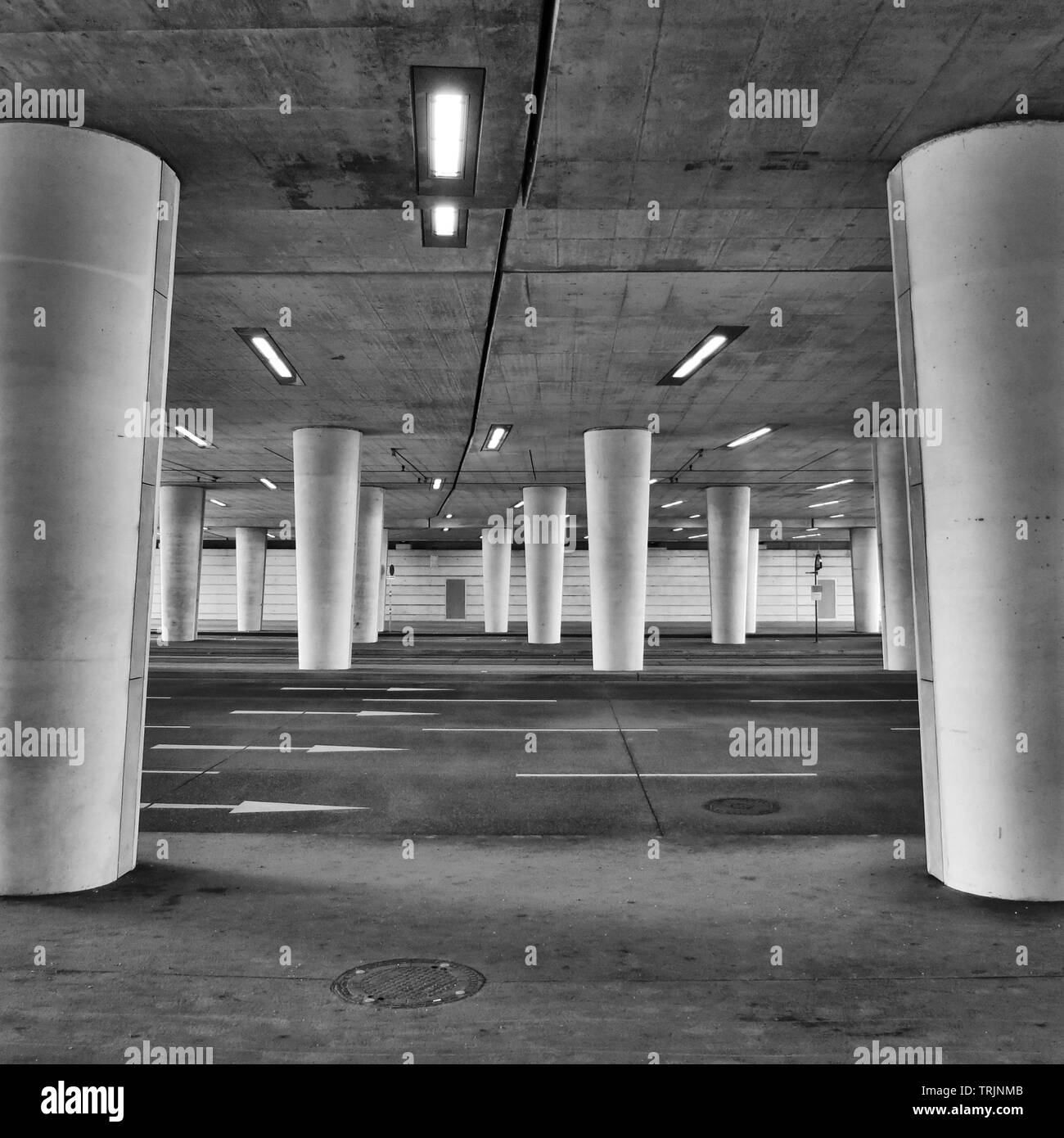 Sottopassaggio di un ponte del treno a Vienna (Austria) vicino alla stazione ferroviaria principale Foto Stock