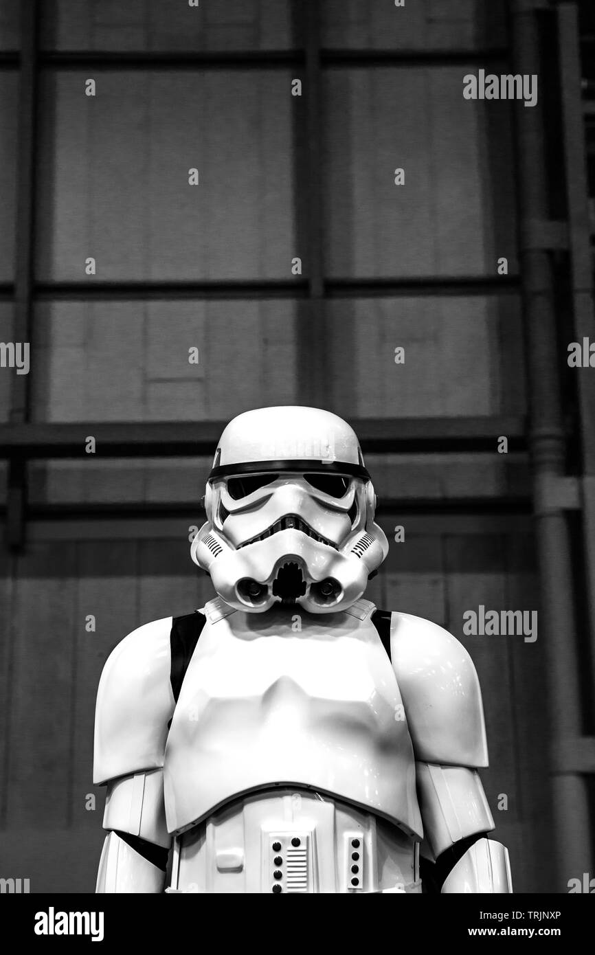 NEC di Birmingham, Regno Unito - 1 giugno 2019. Un maschio cosplayer vestita come una Star Wars Stormtrooper nella morte stella a un fumetto con evento Foto Stock
