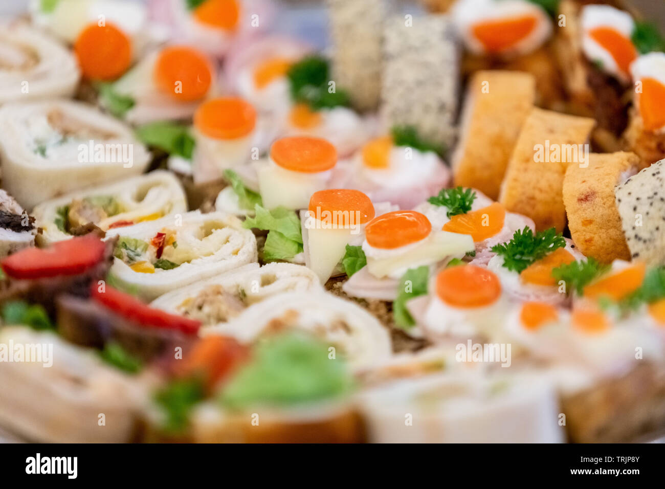Close up di varie tartine serviti al tavolo. Foto Stock