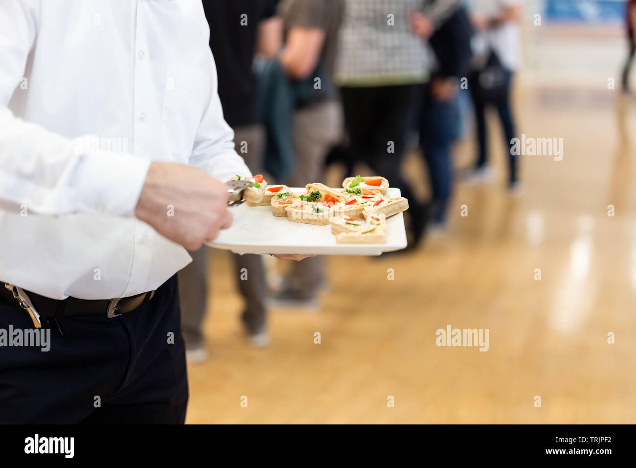 Cameriere tenendo il vassoio di antipasti. Foto Stock