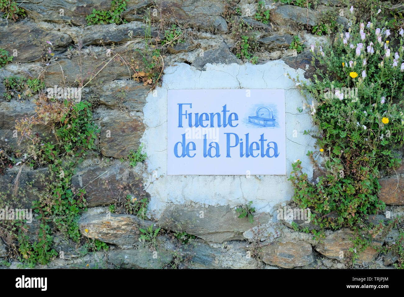 Segno per la Fuente de la Pileta fontana parte della Ruta del Agua condivisa tra Capileira, Bubión y Pampaneira, Las Alpujarras vicino a Granada Spagna. Foto Stock