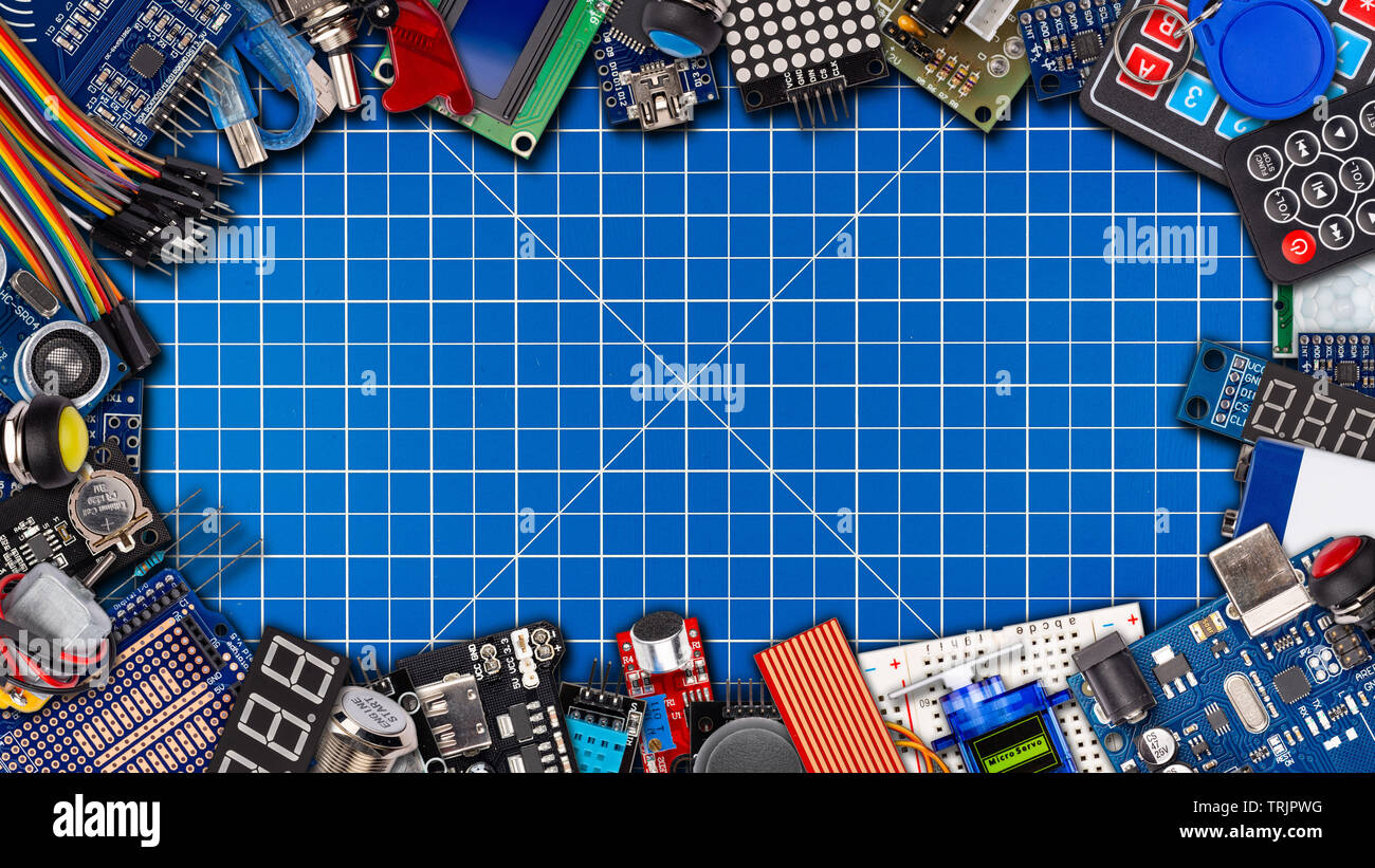 Telaio con collage Copia spazio della scheda del microcontrollore display pulsante sensore passa filo cavi accessori e attrezzature electronics nozione ampia 16 Foto Stock