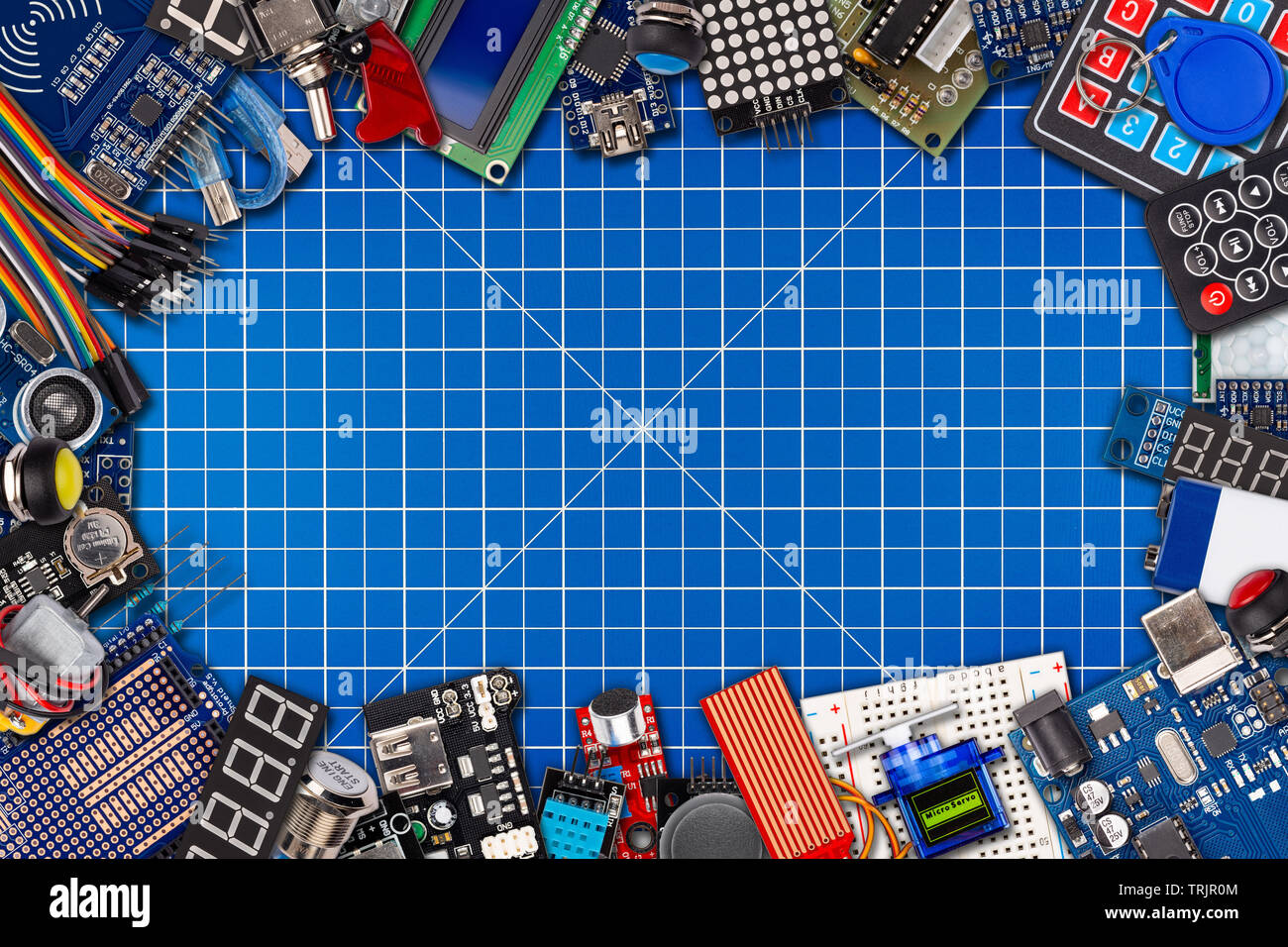 Telaio con collage Copia spazio della scheda del microcontrollore display pulsante sensore passa filo cavi accessori e attrezzature concetto impianto elettronico panora Foto Stock