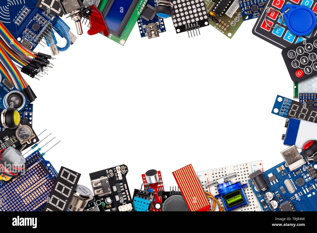 Telaio con collage Copia spazio della scheda del microcontrollore display pulsante sensore passa filo cavi accessori e attrezzature isolato su bianco electroni Foto Stock