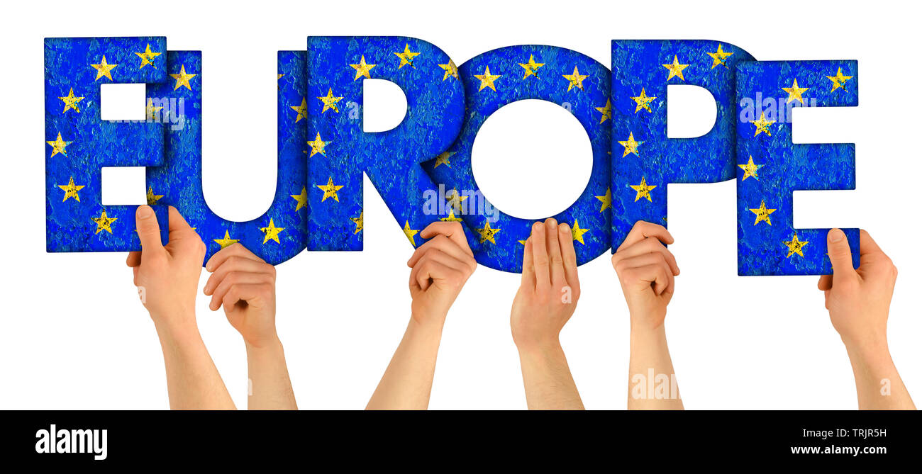 Bracci di gente mani tenendo in mano la lettera di legno caratteri formanti la parola Europa in unione europea bandiera nazionale colori turismo viaggi concetto elezioni isola Foto Stock