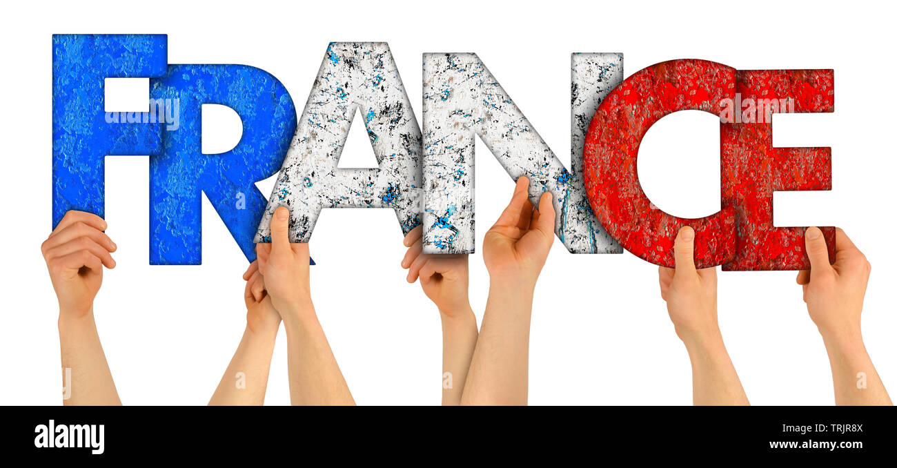 Bracci di gente mani tenendo in mano la lettera di legno caratteri formanti la parola Francia in francese bandiera nazionale colori Viaggi turismo concetto di nazione isolata sulla Pentecoste Foto Stock
