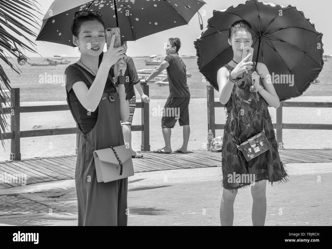 PATTAYA,THAILANDIA - Aprile 19,2019:Beachroad due giovani e belle donne cinesi sono state riprese gli eventi dell'ultimo giorno del Songkran,che è la nuova Foto Stock