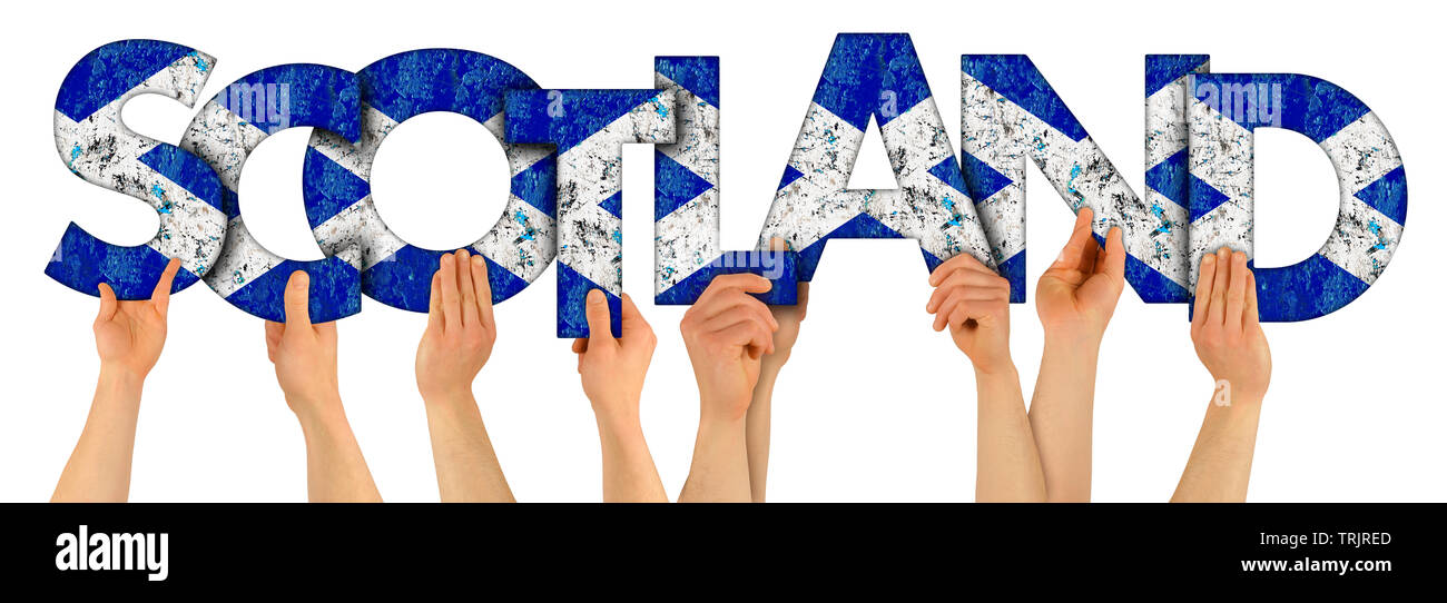 Bracci di gente mani tenendo in mano la lettera di legno di scritte la formazione di parola in Scozia in Scozia bandiera nazionale colori Viaggi turismo concetto di nazione isolati su Foto Stock