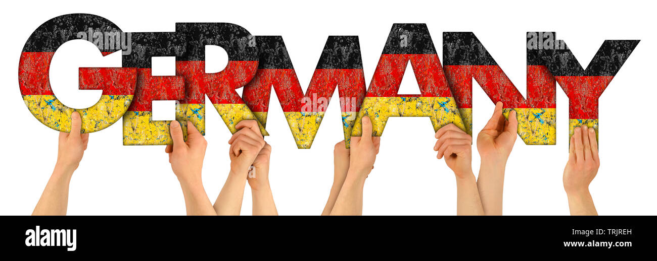 Bracci di gente mani tenendo in mano la lettera di legno caratteri formanti la parola Germania in tedesco bandiera nazionale colori Viaggi turismo concetto di nazione isolati su whi Foto Stock