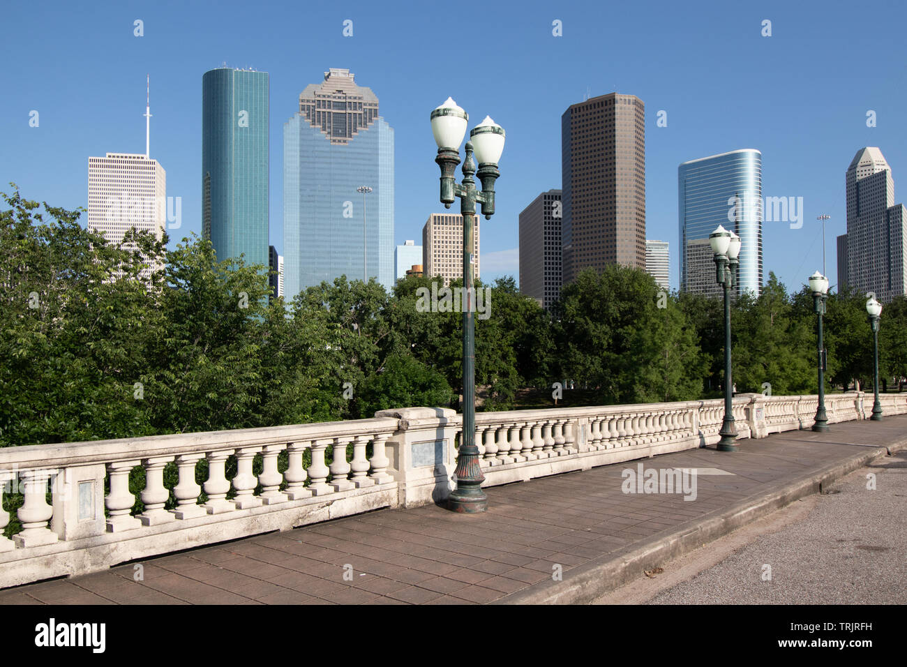 La vista del grattacielo di Houston skyline da Buffalo Bayou. Il bayou è utilizzato da escursionisti, ciclisti e persone per tenersi in forma. Foto Stock