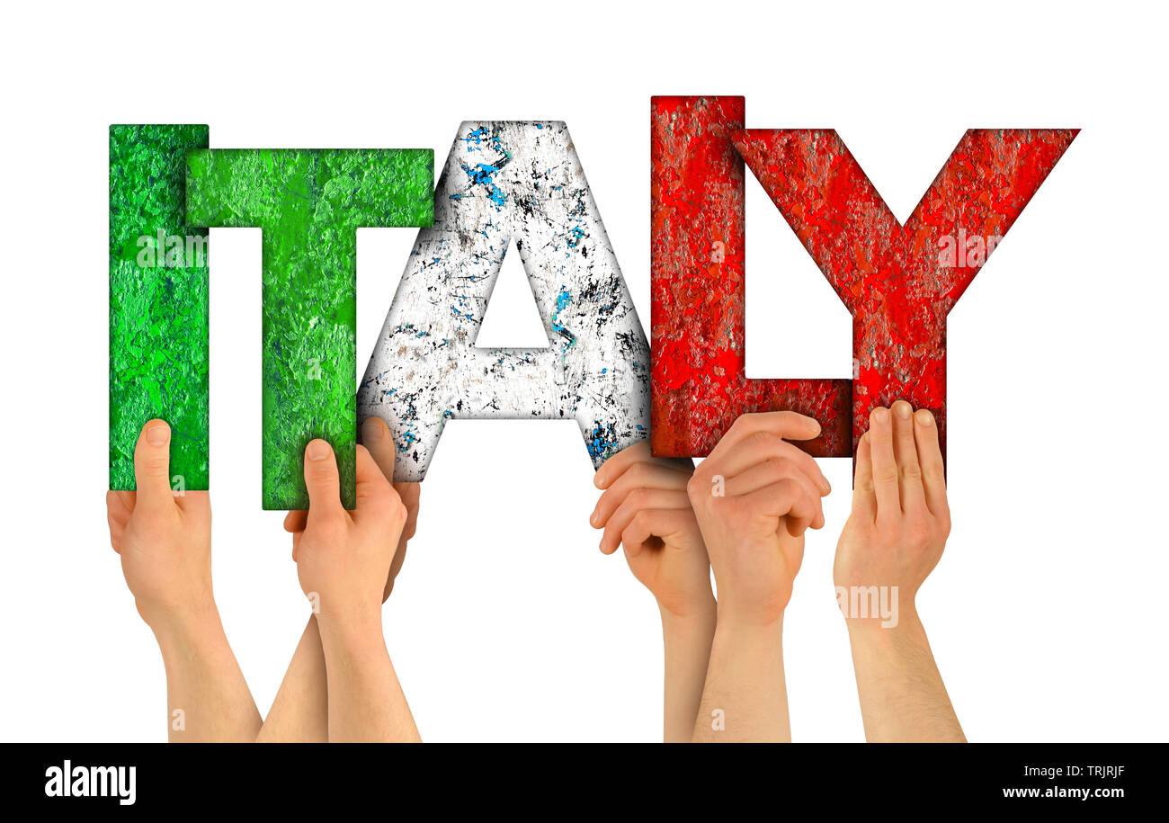 Bracci di gente mani tenendo in mano la lettera di legno caratteri formanti la parola Italia in italiano bandiera nazionale colori Viaggi turismo concetto di nazione isolata sulla Pentecoste Foto Stock