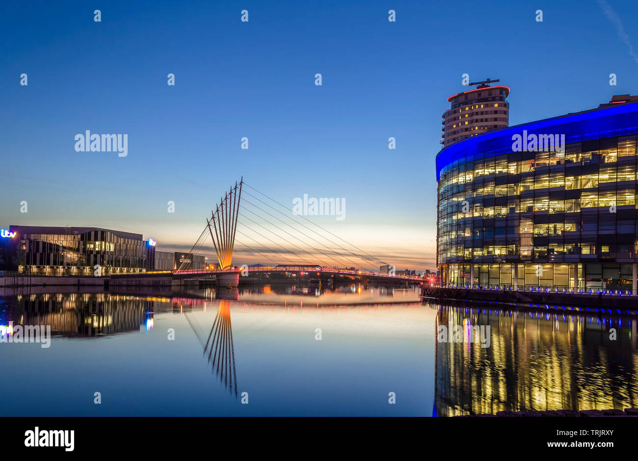 Il Footbridge a Media City UK, Salford, Inghilterra del nord, 10 agosto 2017. Foto Stock