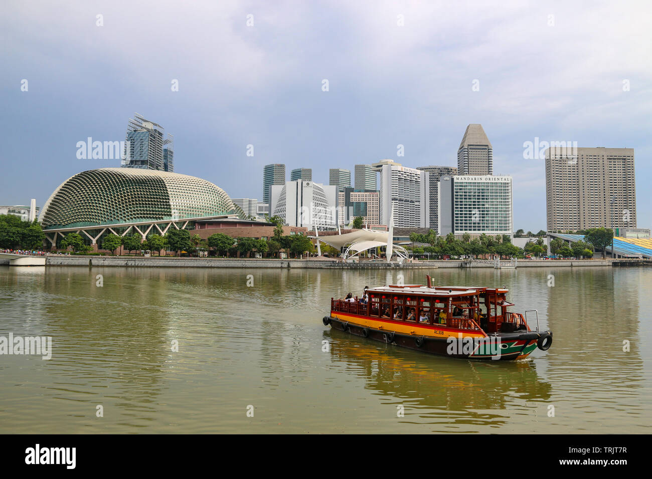 Traghetto sul Marina Bay, con teatri sulla baia, in background - Singapore Foto Stock