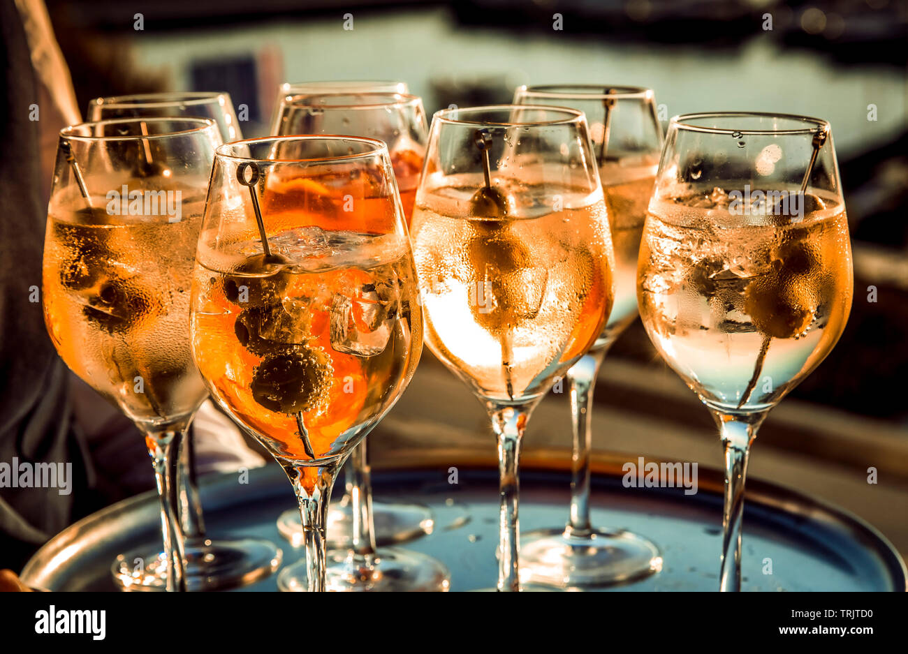 Vassoio con diversi bicchieri da cocktail Foto stock - Alamy