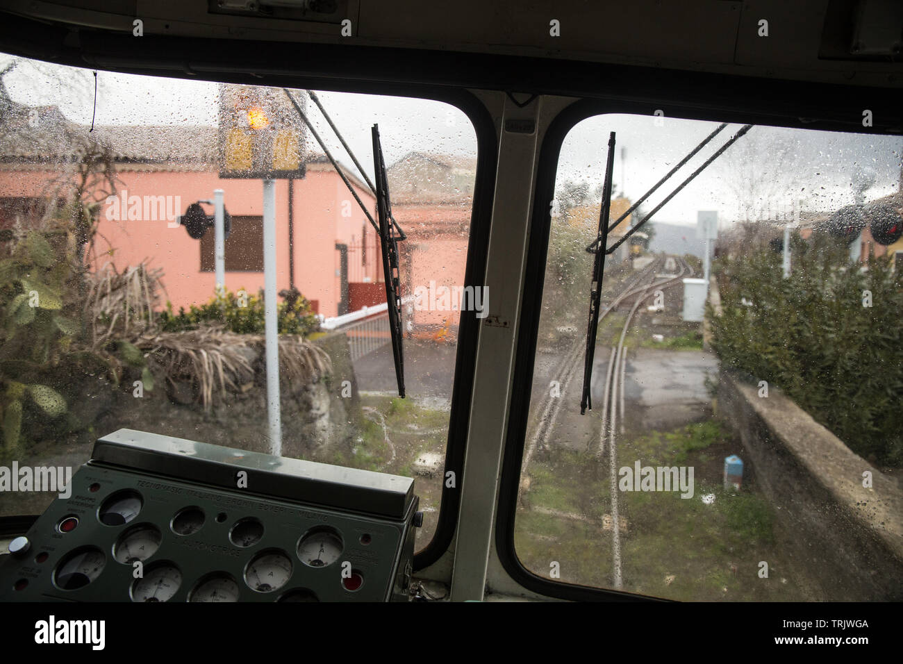 La Ferrovia Circumetnea collegamenti lentamente il Sicilean città di Catania e Giarre/Riposto un trogolo 950 mm via che va intorno al vulcano Etna. Foto Stock