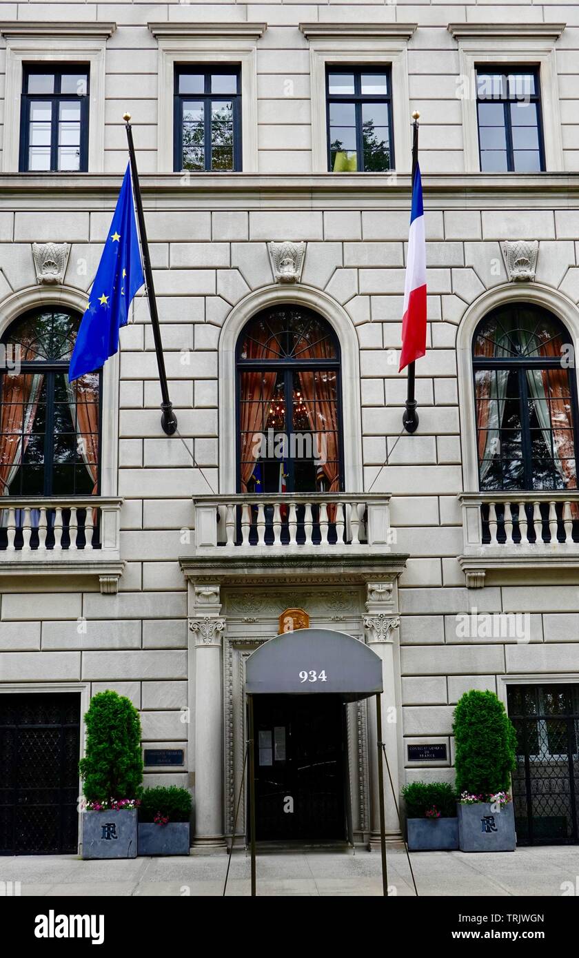 Unione Europea e bandiera francese volare nella parte anteriore del Consulat Général de France, Consolato francese, Fifth Avenue, New York, NY, STATI UNITI D'AMERICA. Foto Stock