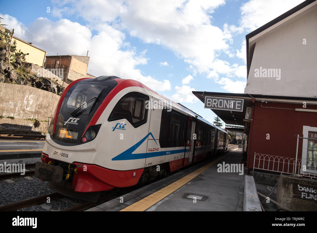 La Ferrovia Circumetnea collegamenti lentamente il Sicilean città di Catania e Giarre/Riposto un trogolo 950 mm via che va intorno al vulcano Etna. Foto Stock
