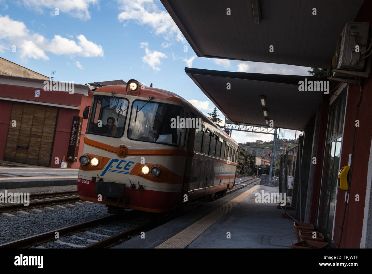 La Ferrovia Circumetnea collegamenti lentamente il Sicilean città di Catania e Giarre/Riposto un trogolo 950 mm via che va intorno al vulcano Etna. Foto Stock