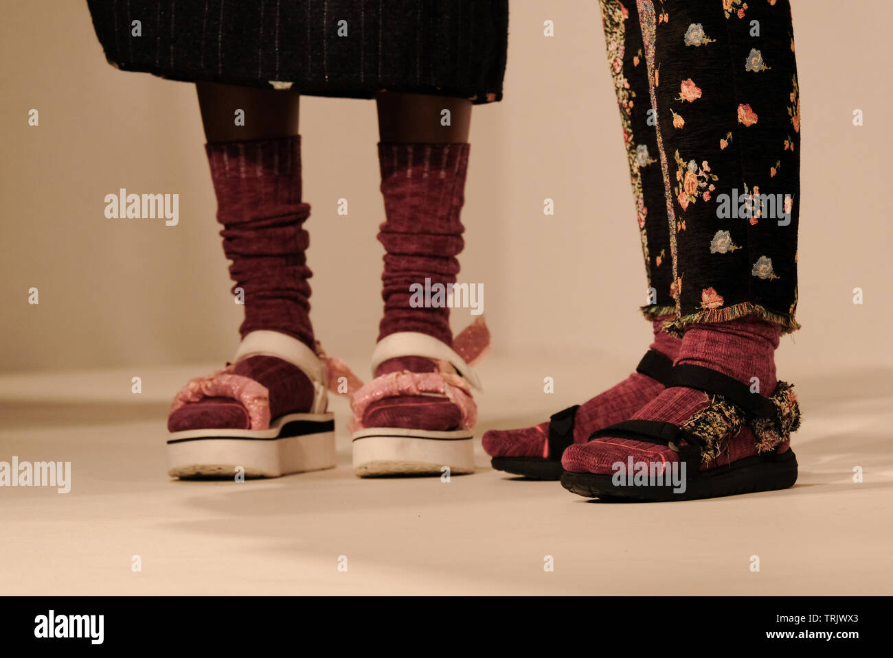 Due modelli in sandali a Livia codolo Autunno Inverno 2019 presentazione alla settimana della moda di Londra presso il massone's Hall Foto Stock