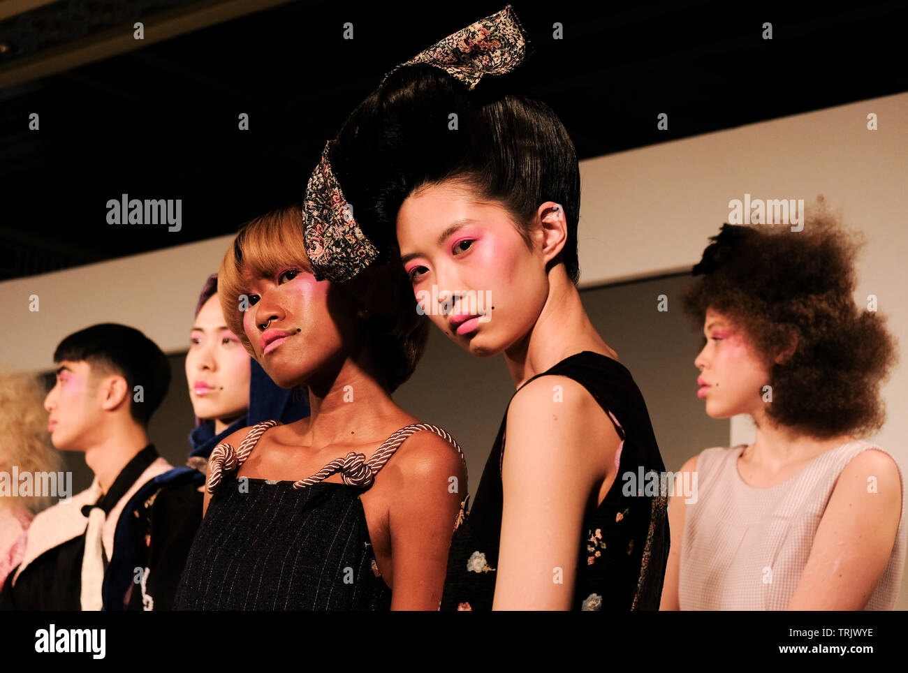 Livia codolo Autunno Inverno 2019 Presentazione alla settimana della moda di Londra presso il massone's Hall dotata di modelli asiatici. Foto Stock