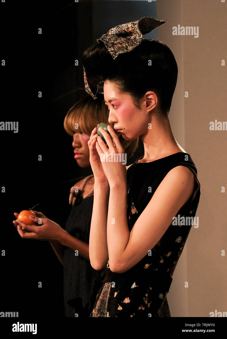 Modello cinese odori oggetto in corrispondenza del codolo di Livia Autunno Inverno 2019 Presentazione alla settimana della moda di Londra presso il massone's Hall Foto Stock