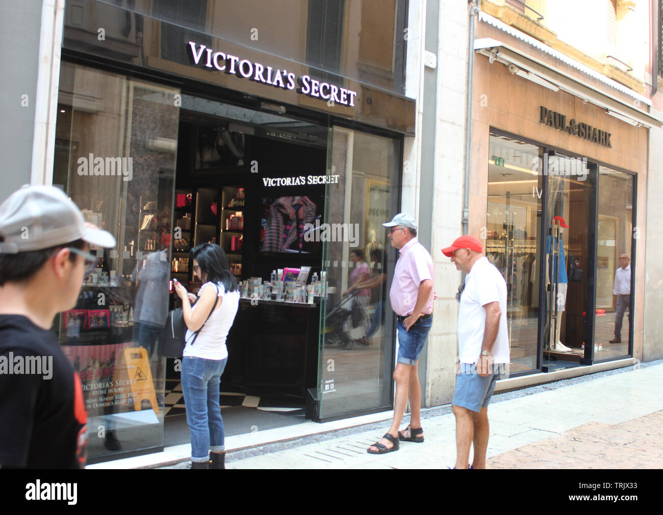 Gli uomini in attesa nella parte anteriore del negozio dessous Victoria's Secret. Foto Stock