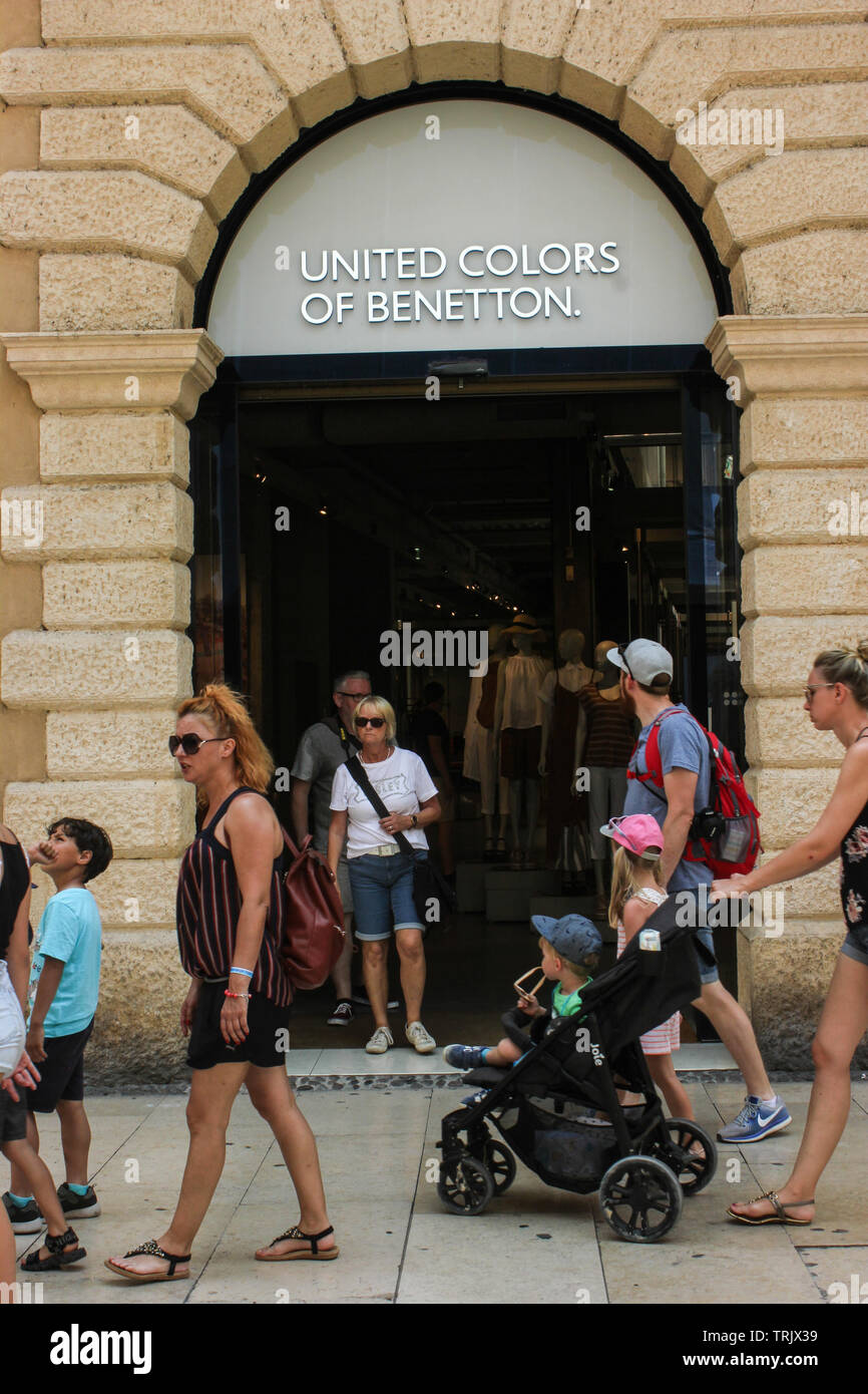 Shopping La gente, passando la United Colors of Benetton shop, Verona. Foto Stock