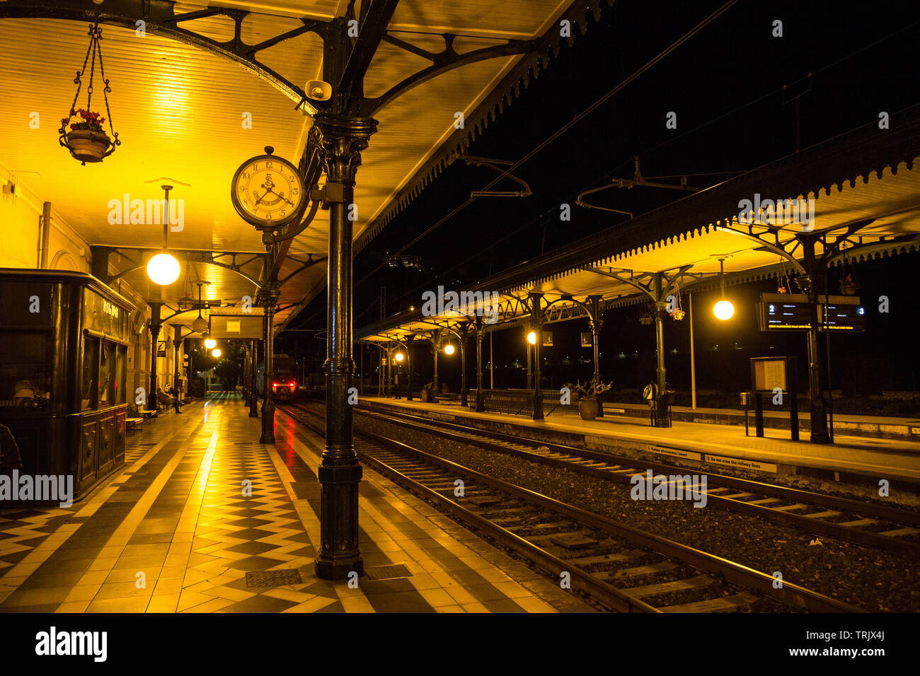 Giardini Naxos, appena al di sotto della città di Taormina, Sicilia, crebbe dove la vecchia colonia greca di Naxos è stato. La stazione di Taormina-Giardini da FS è solo dal mare. Foto Stock
