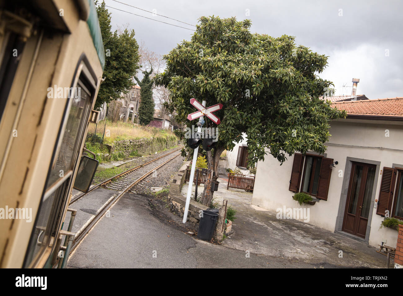 La Ferrovia Circumetnea collegamenti lentamente il Sicilean città di Catania e Giarre/Riposto un trogolo 950 mm via che va intorno al vulcano Etna. Foto Stock