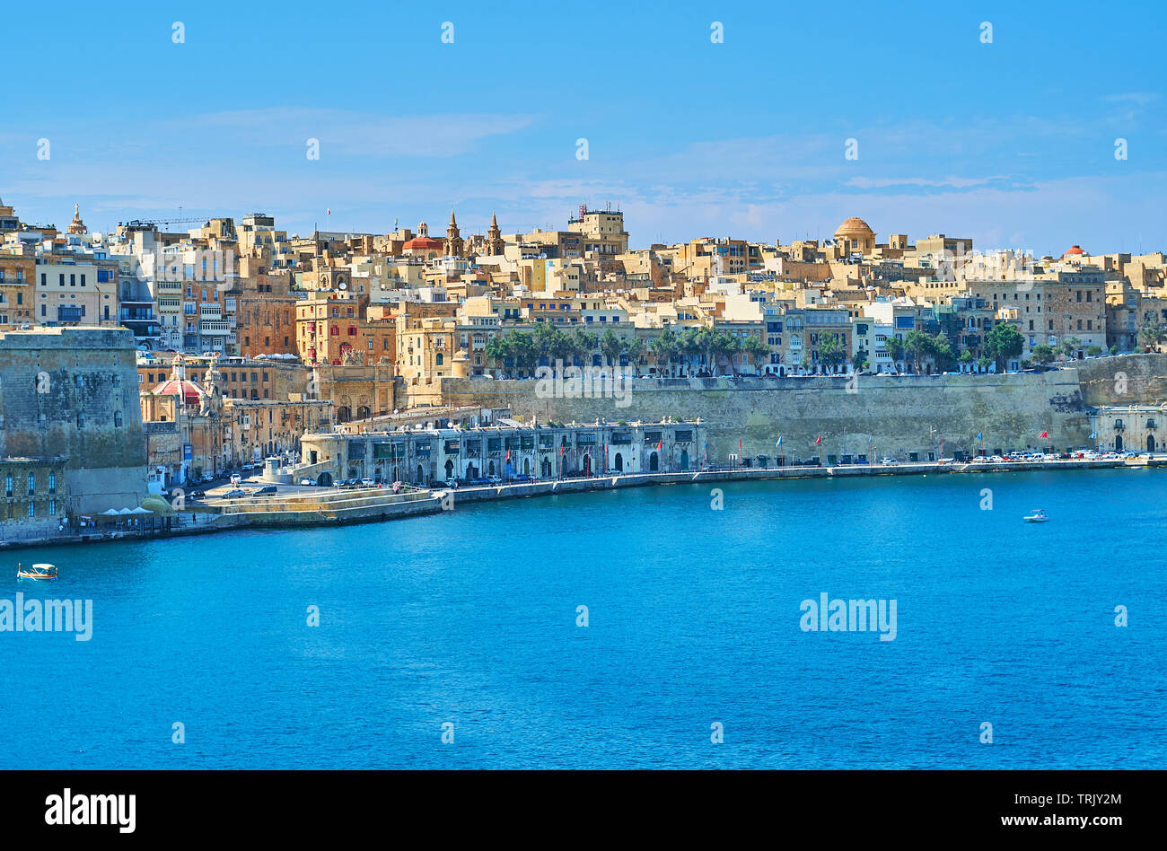 Godetevi il paesaggio urbano medievale di La Valletta e le sue fortificazioni e acque azzurre del Grand Harbour di Senglea bastioni, Malta. Foto Stock