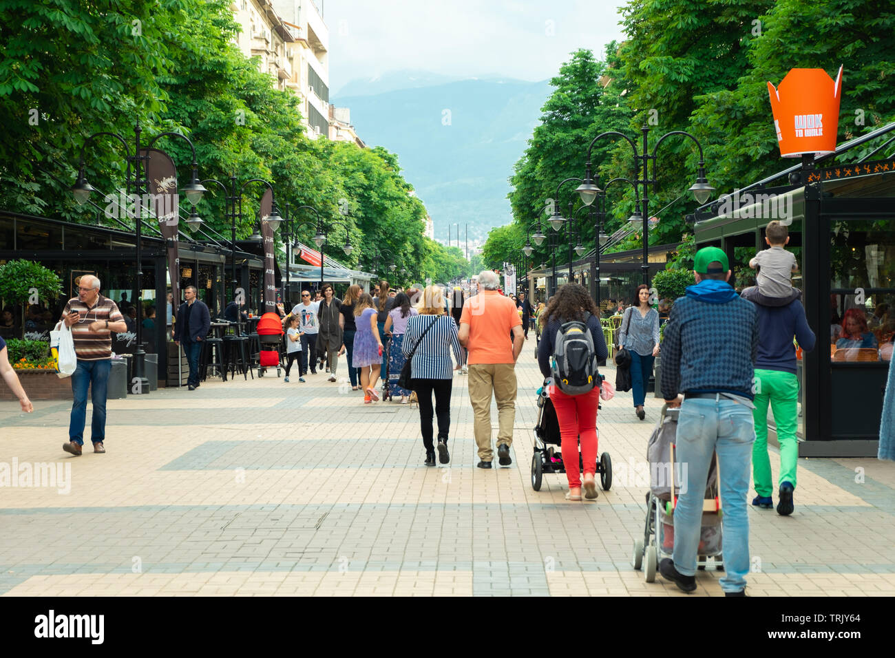 SOFIA, BULGARIA - 1 Giugno 2019: Vitosha Boulevard Vitosha Mountain View ad estate nuvoloso giorno pieno di gente a piedi Foto Stock