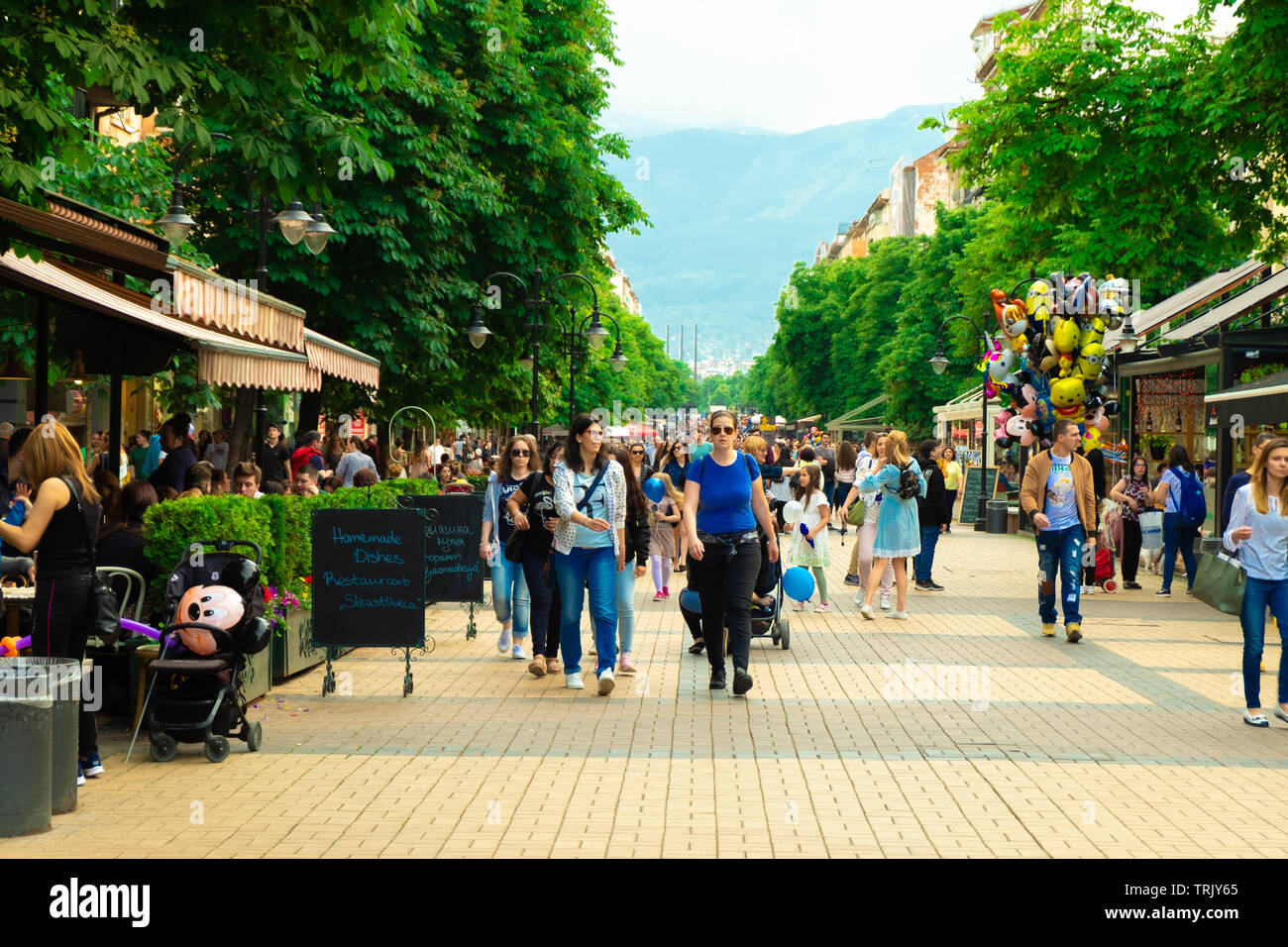 SOFIA, BULGARIA - 1 Giugno 2019: Vitosha Boulevard Vitosha Mountain View ad estate nuvoloso giorno pieno di gente a piedi Foto Stock