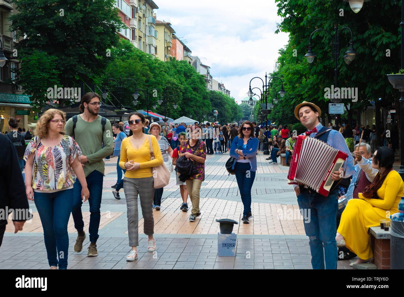 SOFIA, BULGARIA - 1 Giugno 2019: Boulevard Vitosha al giorno di estate piena di gente a piedi Foto Stock