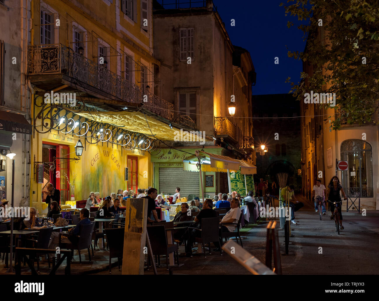 Café Van Gogh ad Arles, Provence-Alpes-Cote d'Azur, Francia - 15 settembre 2010: Calda serata estiva nel caffè di Place du Forum Foto Stock