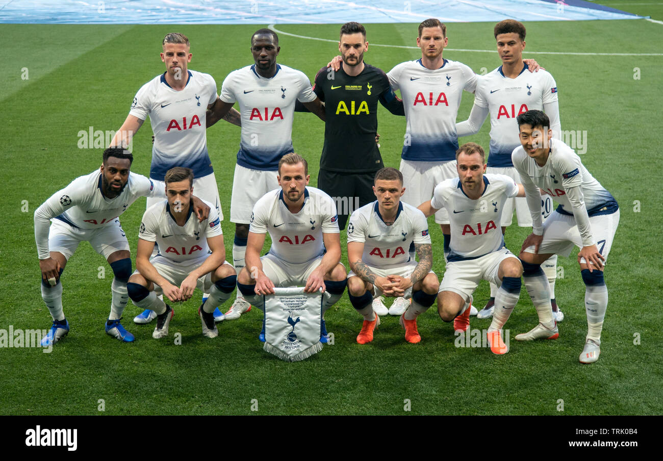 Spinge una foto del team (bancata posteriore l-r) Toby Alderweireld, Moussa Sissoko, portiere Hugo Lloris, Jan Vertonghen e dele Alli (fila anteriore l-r) Danny Rose, Harr Foto Stock