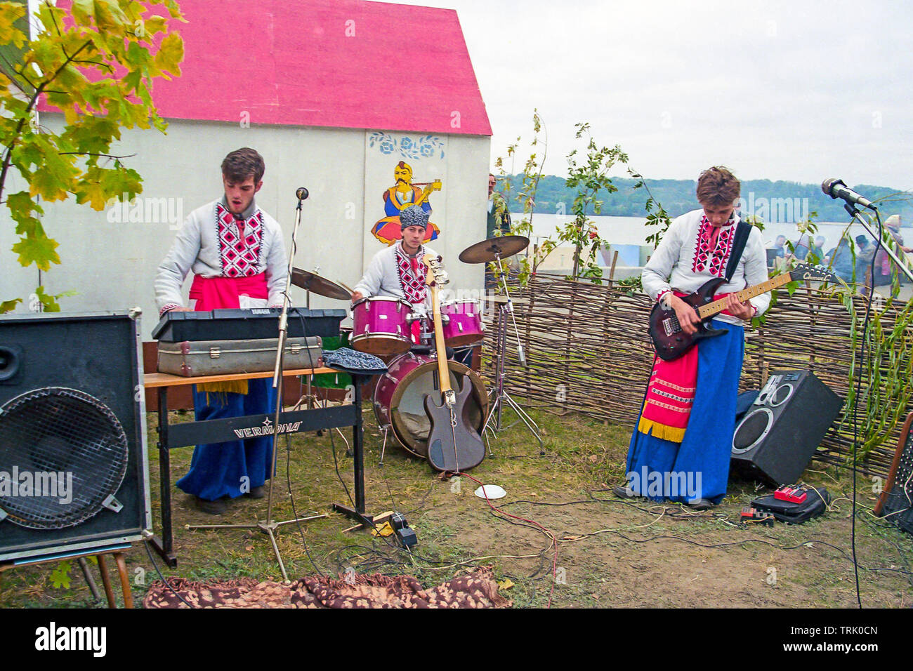 Moderna gioventù ucraino music band suona presso la fiera Fiera ucraino, Zaporizhia, Ucraina, Foto Stock