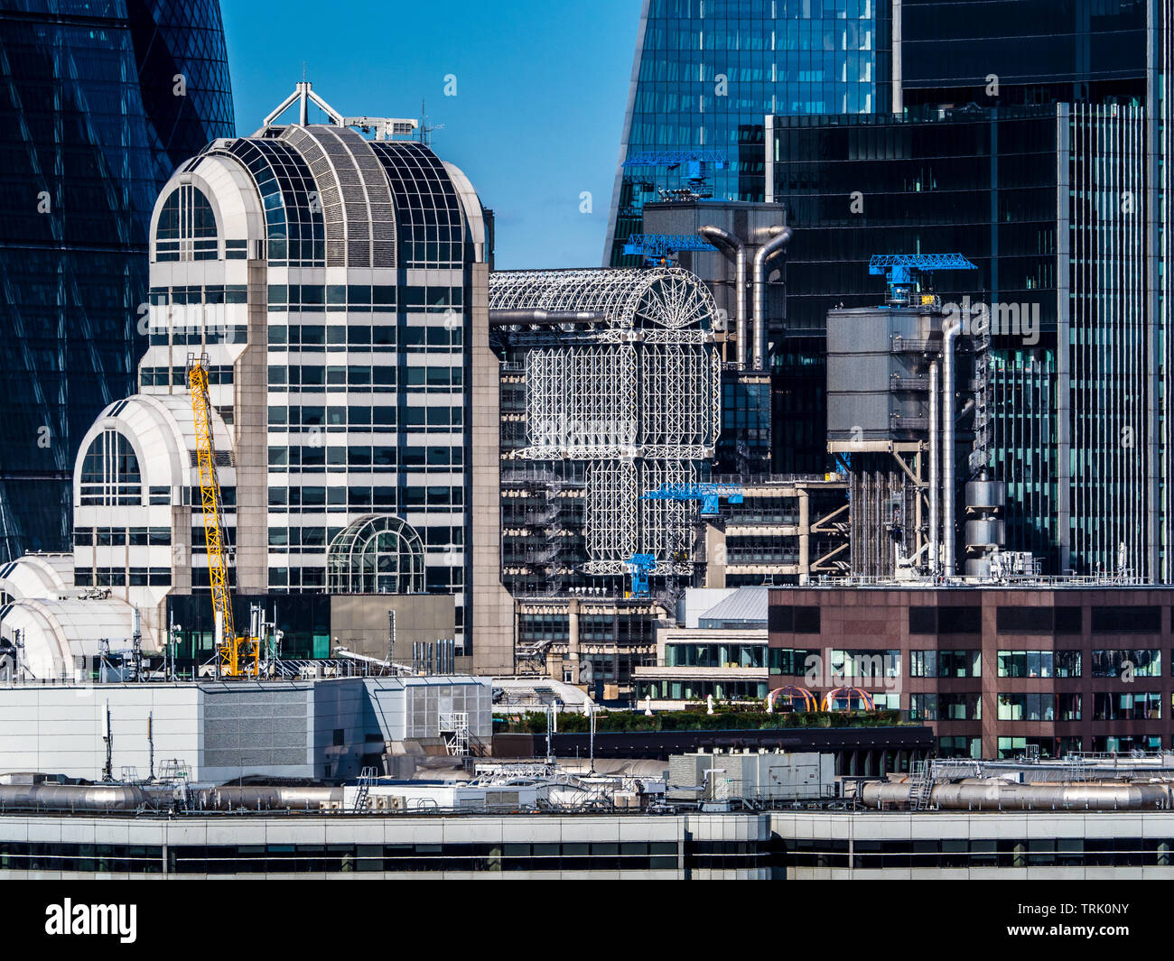 City of London Cityscape - prospettiva compressa shot dei vari stili di costruzione nella città di London Financial District Foto Stock