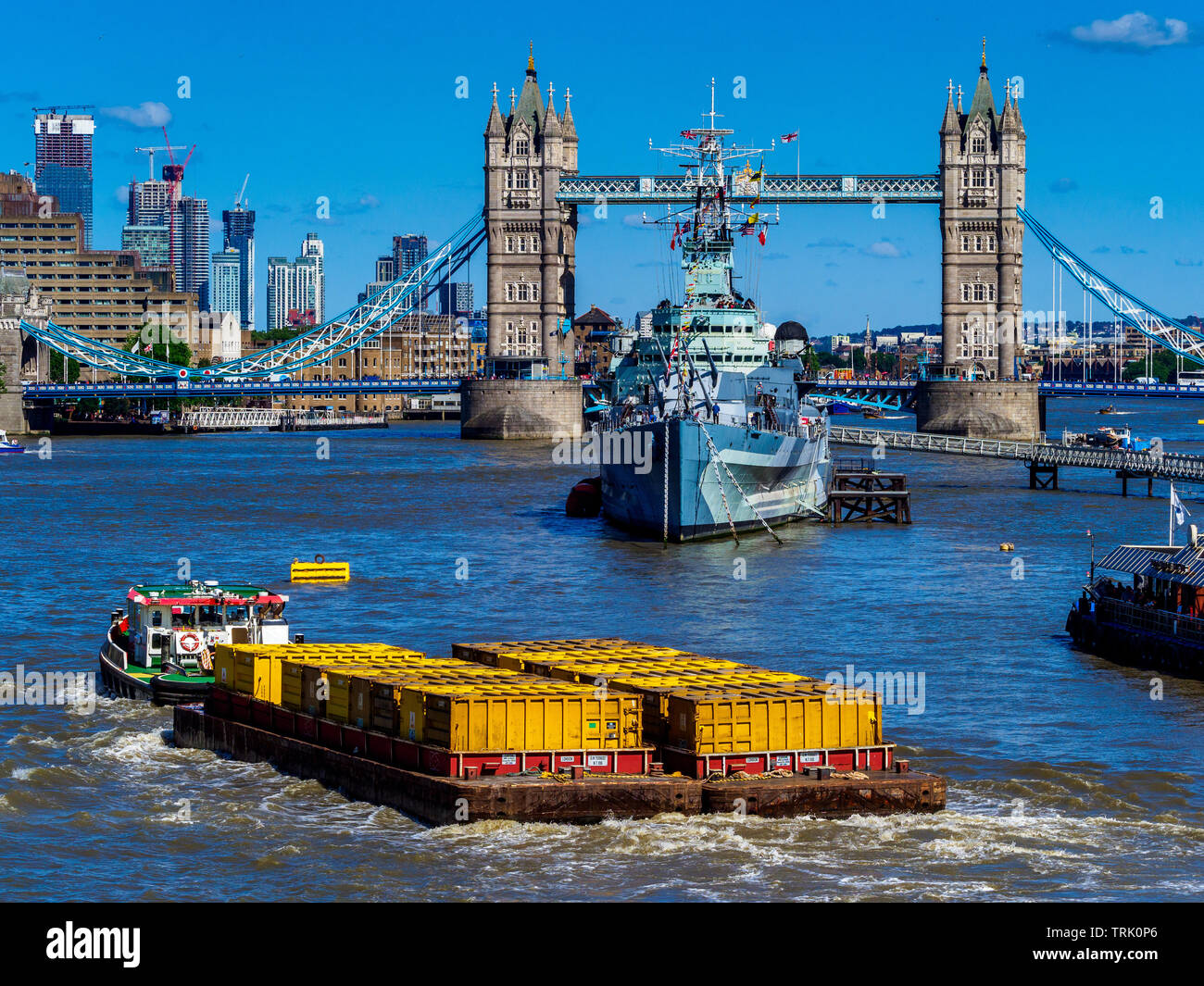 Rifiuti di Londra - chiatte piena di rifiuti di Londra sono trainati lungo il fiume Tamigi di Riverside il recupero delle risorse di energia dalla struttura di deposito dei rifiuti al Belvedere Foto Stock