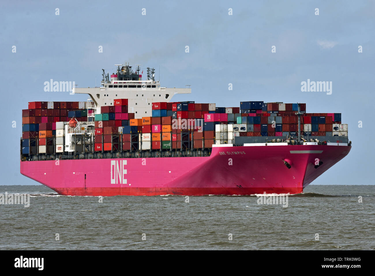 Una Olympus passando Cuxhaven nella sua nuova livrea rosa Foto Stock