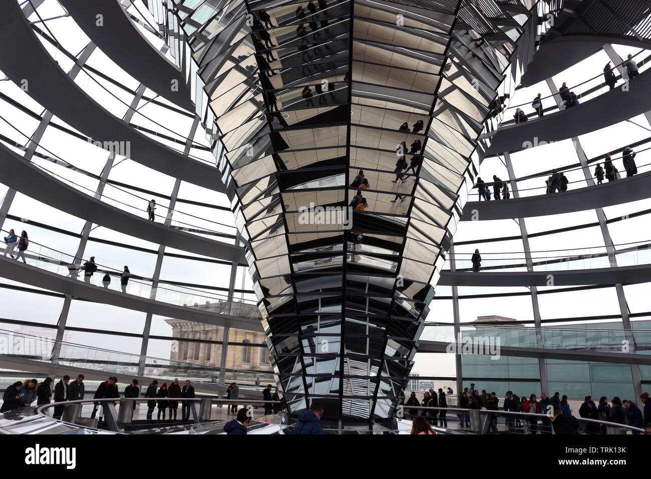 La cupola del Reichstag è una cupola di vetro, costruita in cima al rinnovato edificio del Reichstag di Berlino. Foto Stock