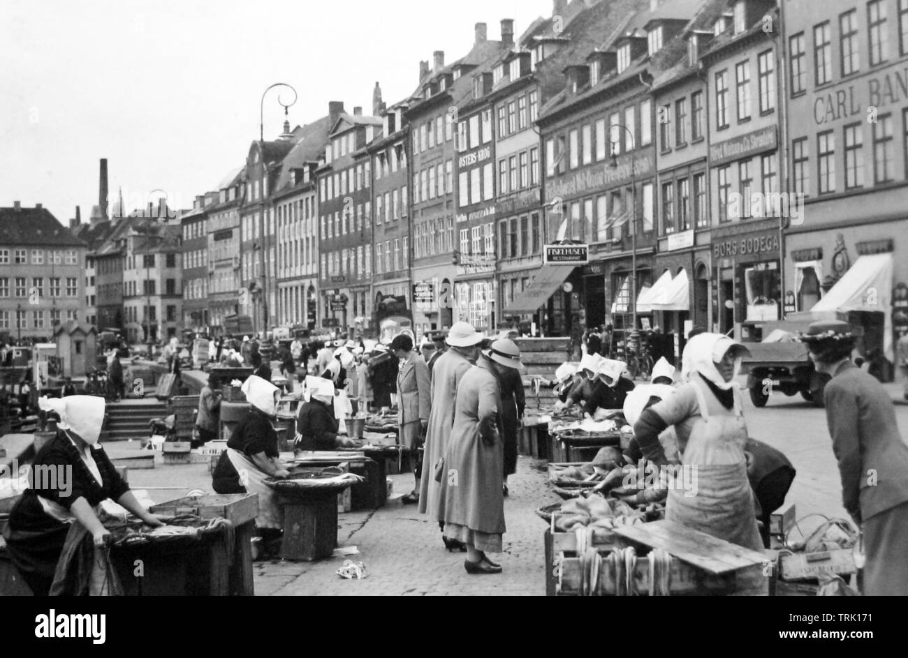Copenhagen mercato del pesce, Danimarca, probabilmente 1940s Foto Stock