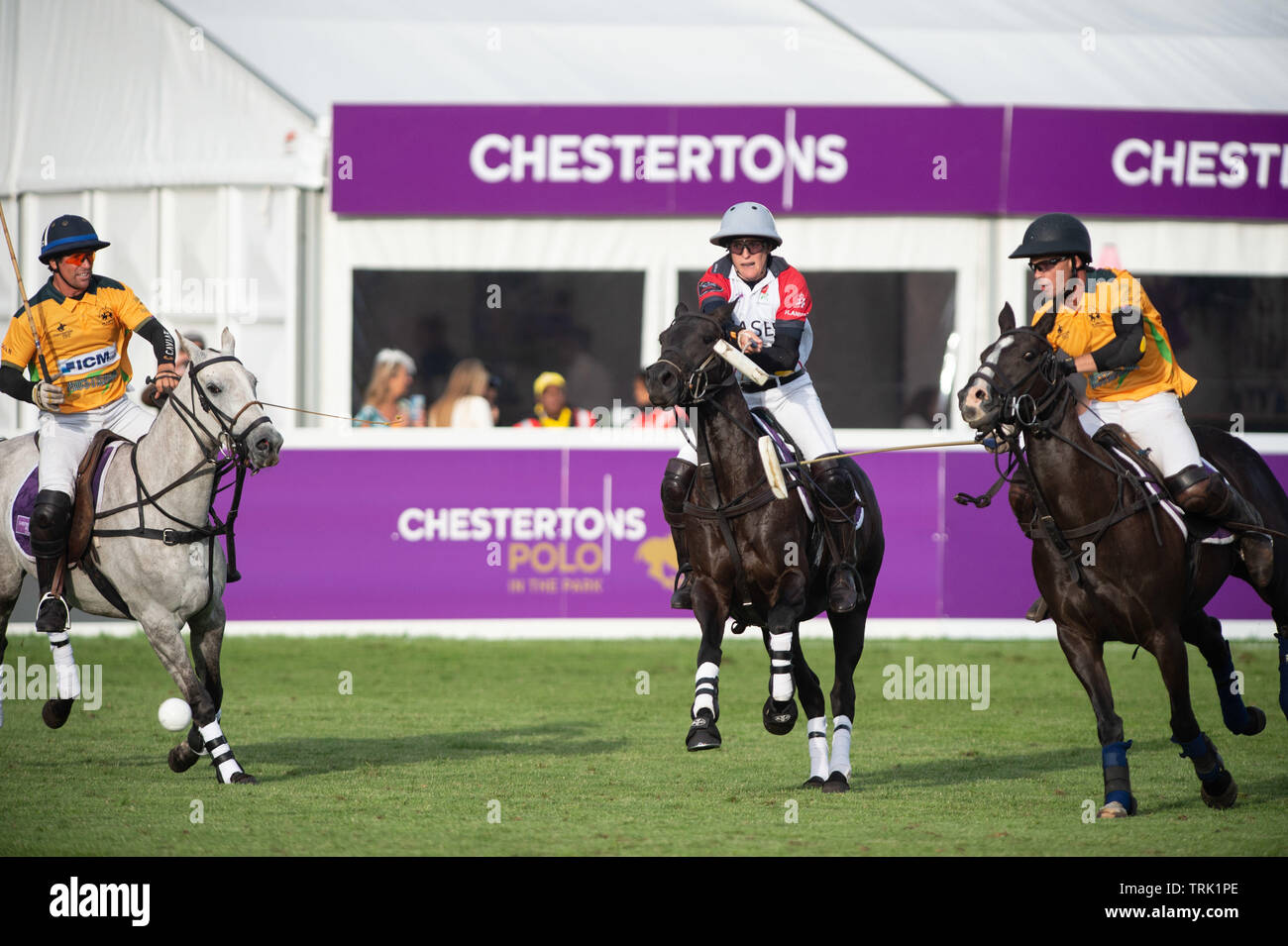 Londra, Regno Unito. Il 7 giugno, 2019, Chestertons polo nel parco 2019, numero uno al mondo Ladies player Nina Clarkin è il solo lettore femmina di linea fino a fianco di colleghi maschi nella squadra dell'Inghilterra prendendo in Australia nel ICM.com Partita internazionale di Londra Credito: Quan Van/Alamy Live News Foto Stock